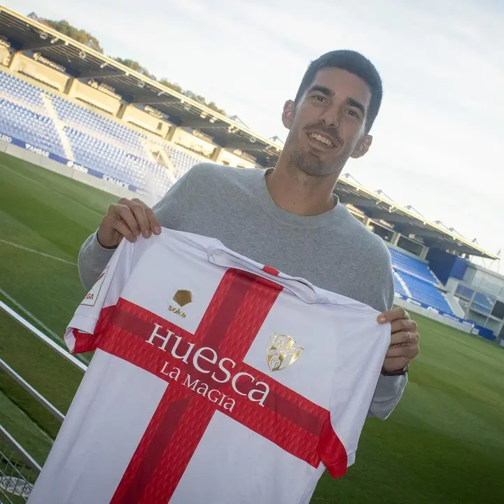 Guti&eacute;rrz posa con la camiseta del Huesca en El Alcoraz