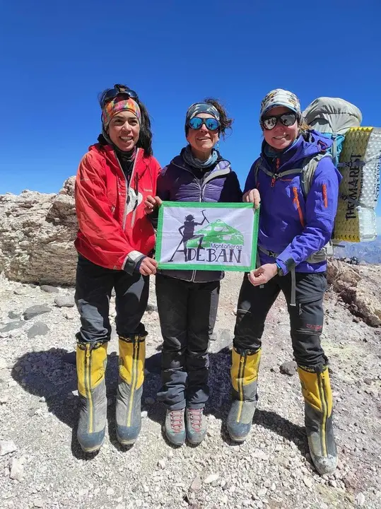 Marta Alejandre, a la derecha, protagonista de este cap&iacute;tulo en Planeta Monta&ntilde;a durante la expedici&oacute;n al Aconcagua. Foto: Cedida