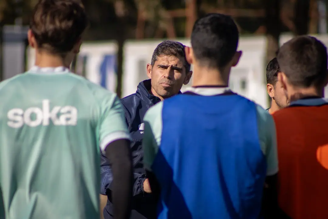 Hidalgo en un entrenamiento del Huesca, temporada 23/24