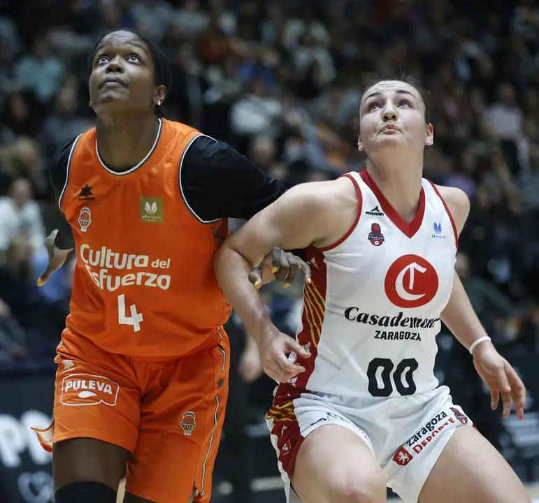 Ainhoa Gervasini pugna por un rebote | Foto: Miguel &Aacute;ngel Polo
