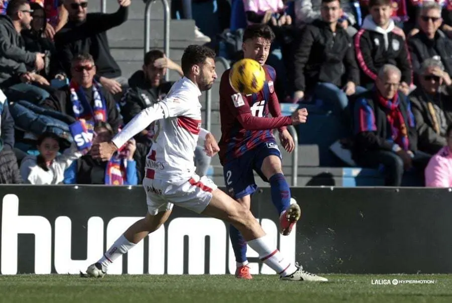 Martos, en la imagen, tuvo la ocasi&oacute;n m&aacute;s clara del Huesca. Foto: LaLiga