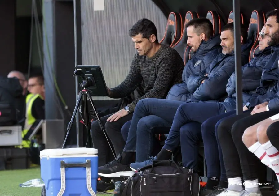 Hidalgo, en el banquillo visitante en el Huesca - Eldense. Foto: LaLiga