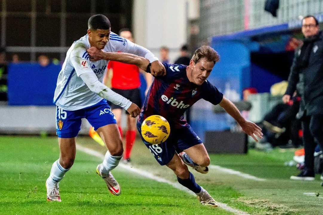 Bautista, autor del gol local, en un duelo frente a Mouri&ntilde;o. | Foto: SD Eibar