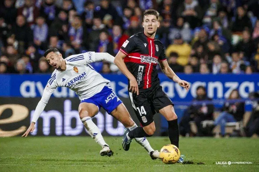 Maikel Mesa no llega a presionar a Font&aacute;n (Foto: LaLiga).