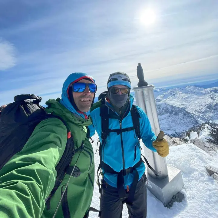 Jonatan Garc&iacute;a y H&eacute;ctor Climent en la cima del Aneto tras abrir 'El diamante del gigante'. Foto: J. G.