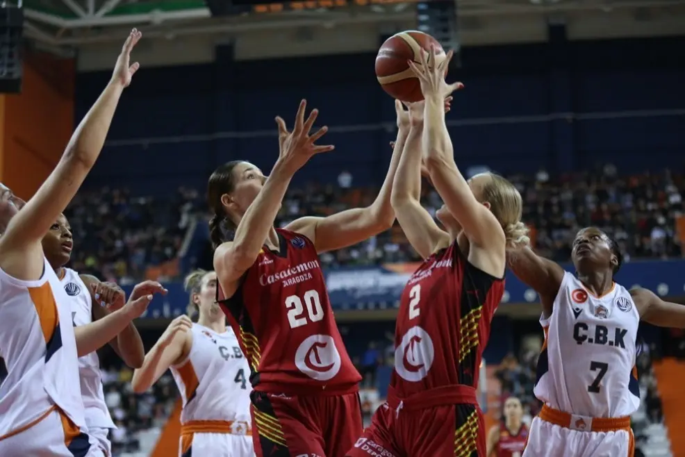 Petra Holesinska y Nerea Hermosa capturan un rebote | Foto: FIBA