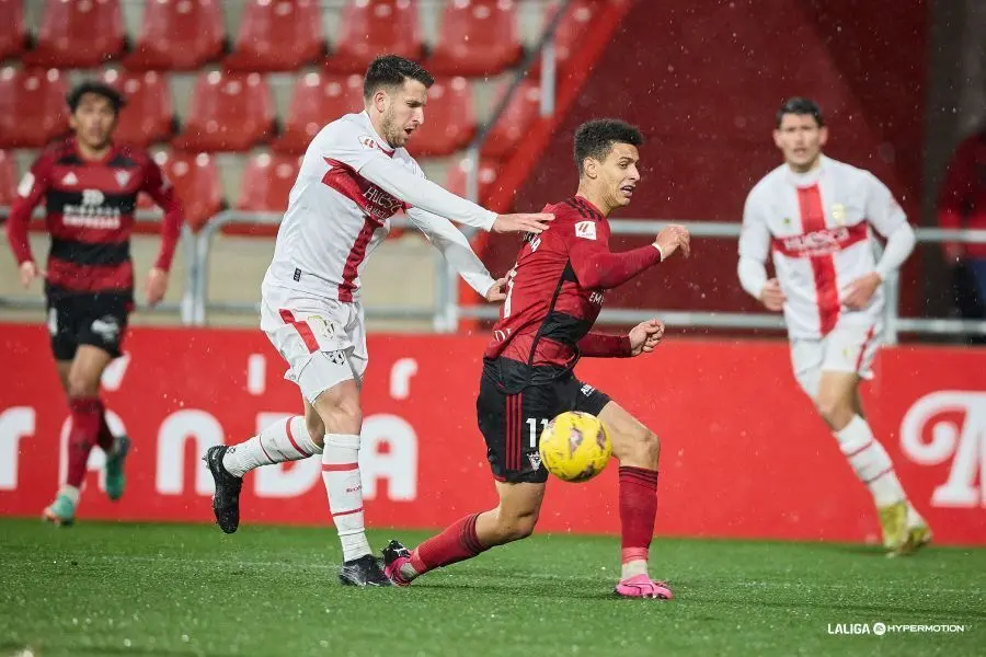 Valent&iacute;n disputa un bal&oacute;n en el Mirand&eacute;s - Huesca