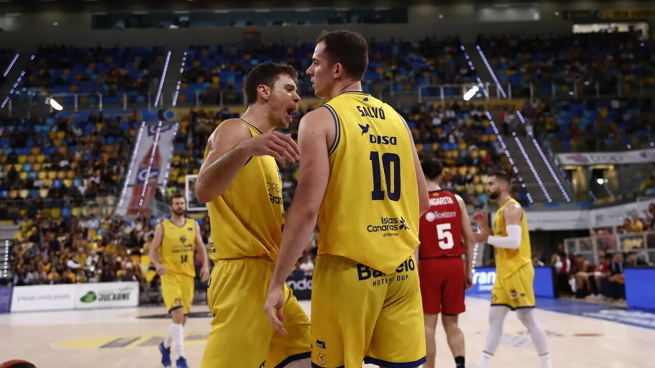 El conjunto insular celebra su victoria ante la desolaci&oacute;n de Langarita | Foto: ACB