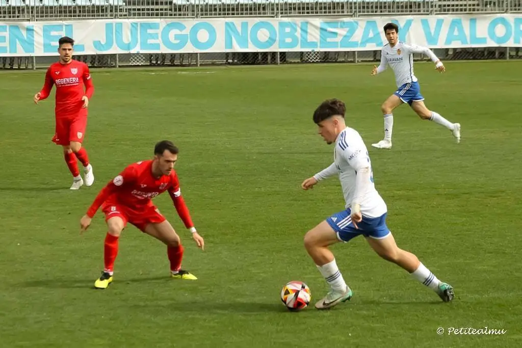 Adri&aacute;n Liso en un lance del duelo ante el Izarra | Foto: Almudena Sope&ntilde;a