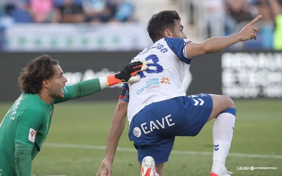 &Aacute;lvaro Fern&aacute;ndez tuvo una intensa lucha contra el delantero del Tenerife Enric G&aacute;llego. Foto: LFP