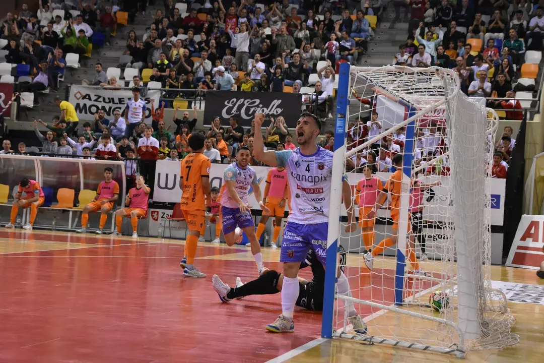 &Oacute;scar Villanueva celebra uno de los goles