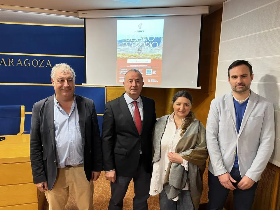 representantes de la comarca de Belchite posan en la presentaci&oacute;n de las actividades deportivas para promocionar el territorio. Foto: DPZ
