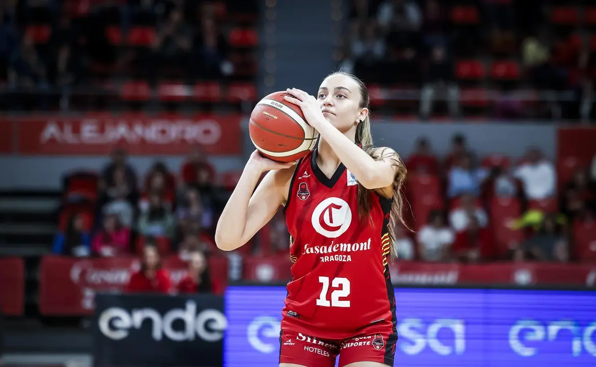 Leyre Urdiain se dispone a lanzar de tres | Foto: Esther Casas
