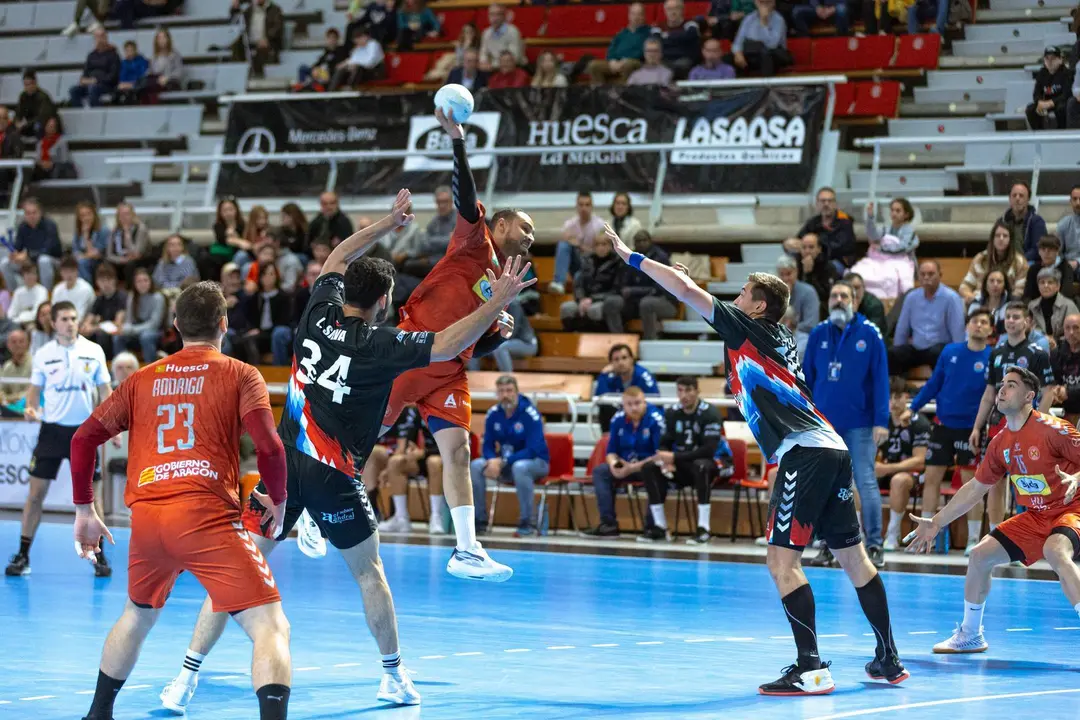 Dij&agrave; lanza la porter&iacute;a del Sinfin en una nueva victoria del Bada Huesca en el Palacio. Foto: Andrey Sapizhak