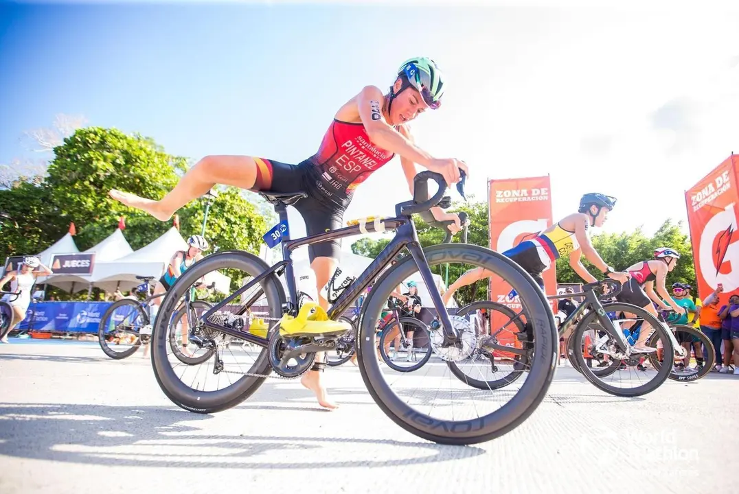 Marta Pintanel en el segmento de ciclismo durante una prueba de triatl&oacute;n. Foto: Cedida