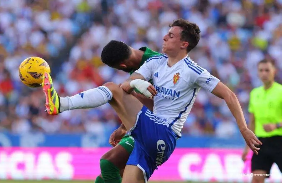 Franc&eacute;s disputa un bal&oacute;n en el Real Zaragoza - Elche (Foto: LaLiga).