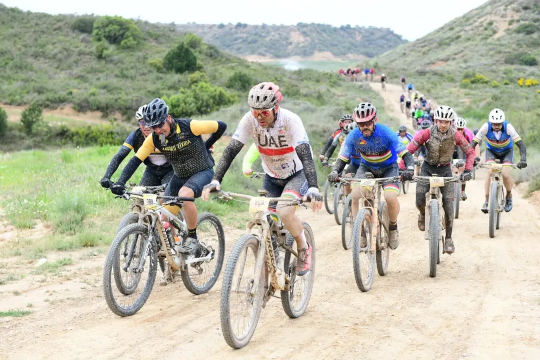 Parte del pelot&oacute;n en la Orbea MOnegros de la edici&oacute;n de 2024. Foto: Quieromisfotos.com