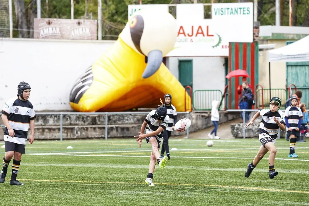Una jugada durante uno de los partidos de rugby jugados en Jaca. Foto: H&eacute;ctor P&eacute;rez