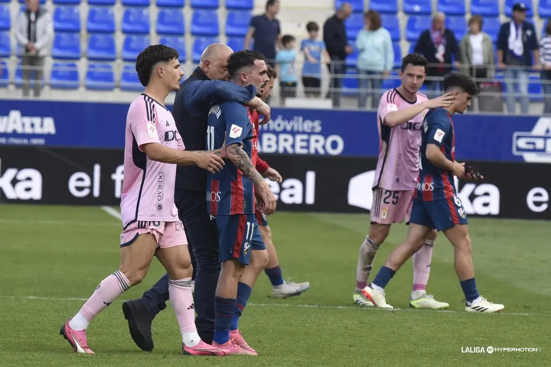 Joaqu&iacute;n Mu&ntilde;oz tuvo que ser acompa&ntilde;ado al t&uacute;nel de vestuarios tras perder los nervios con un aficionado del Huesca