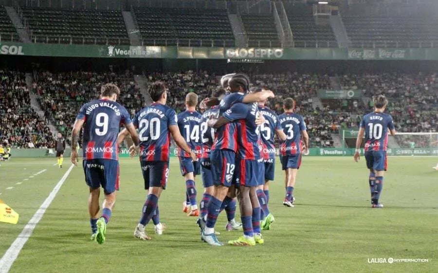 Los jugadores del Huesca se abrazan tras uno d elos goles al Elche. Foto: LaLiga