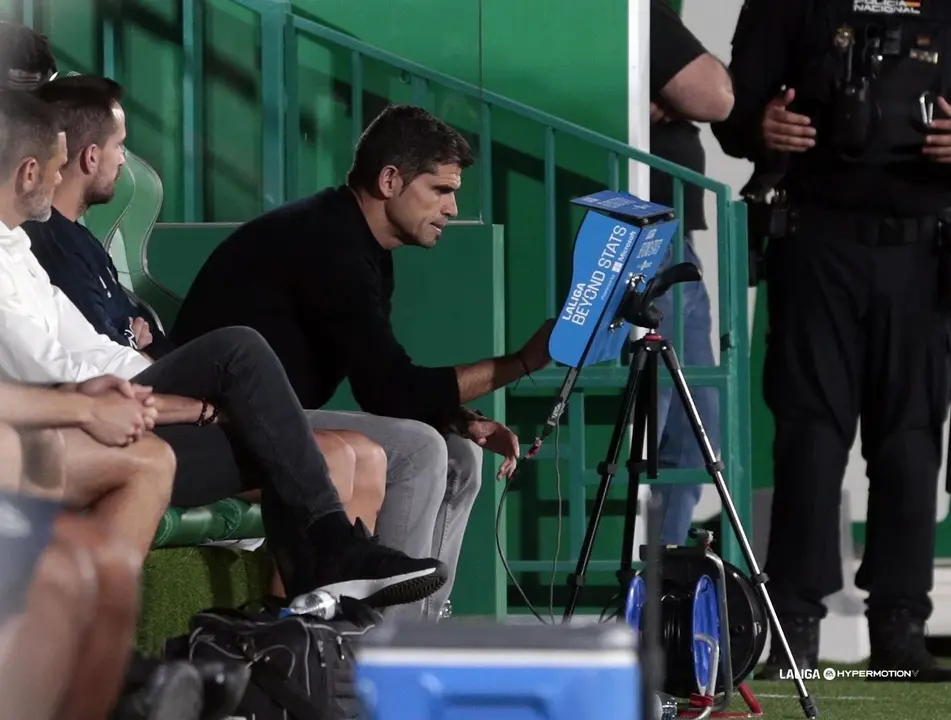 Antonio Hidalgo obseva una pantalla durante el partido del Huesca en Elche. Imagen: LaLiga
