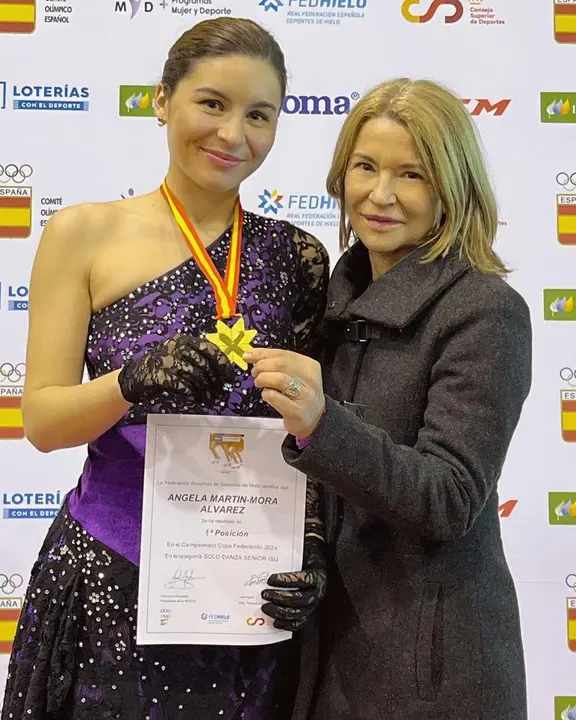 La patinadora luce la medalla de oro con su entrenadora y madre. Foto: Jos&eacute; Gallego