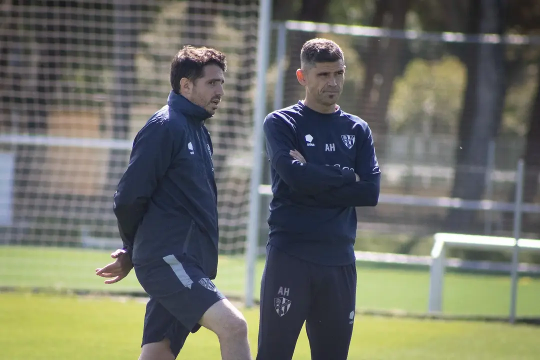 Hidalgo con su asistente t&eacute;cnico en un entrenamiento de la temporada 23/24