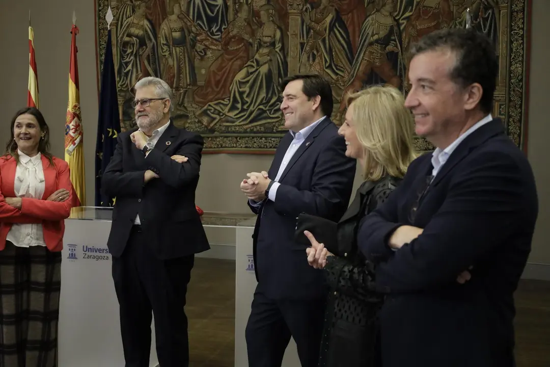 Los responsables de la Universidad de Zaragoza y el Basket Zaragoza tras la firma del acuerdo. Foto: Cedida