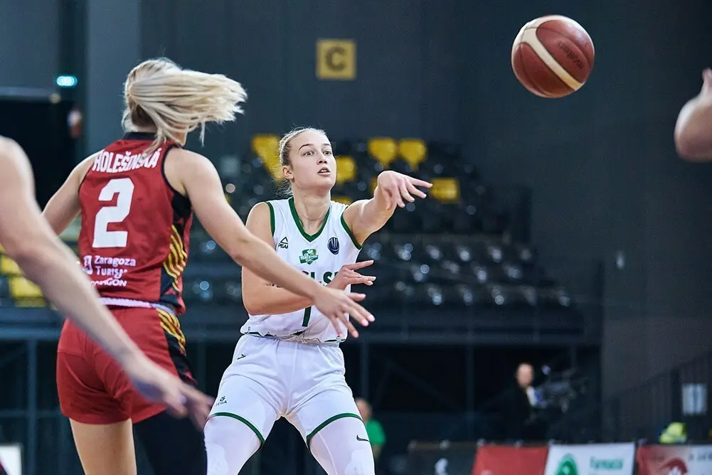 Ellen Nystrom, defendida por Petra Holesinska en Euroliga | Foto: FIBA