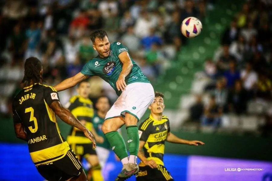 Una dolorosa imagen de la visita del Real Zaragoza en A Malata | Foto: La Liga
