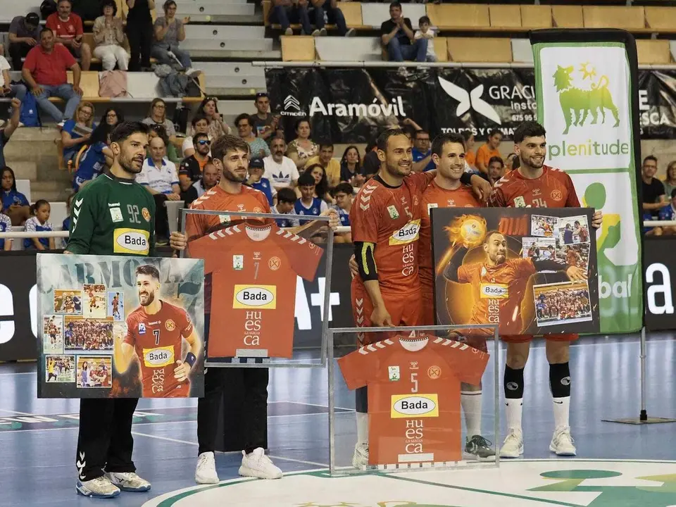 Gerard Carmona y Dij&aacute; con los capitantes del Bada Huesca en su retirada del balonmano profesional. Foto: C.Pascual 