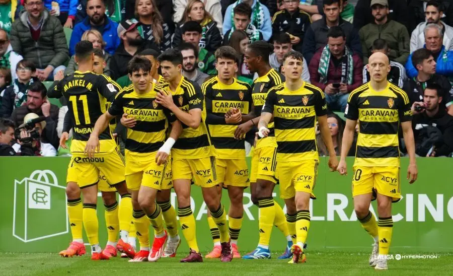 Los jugadores del Real Zaragoza celebran el gol de Az&oacute;n (Foto: LaLiga).