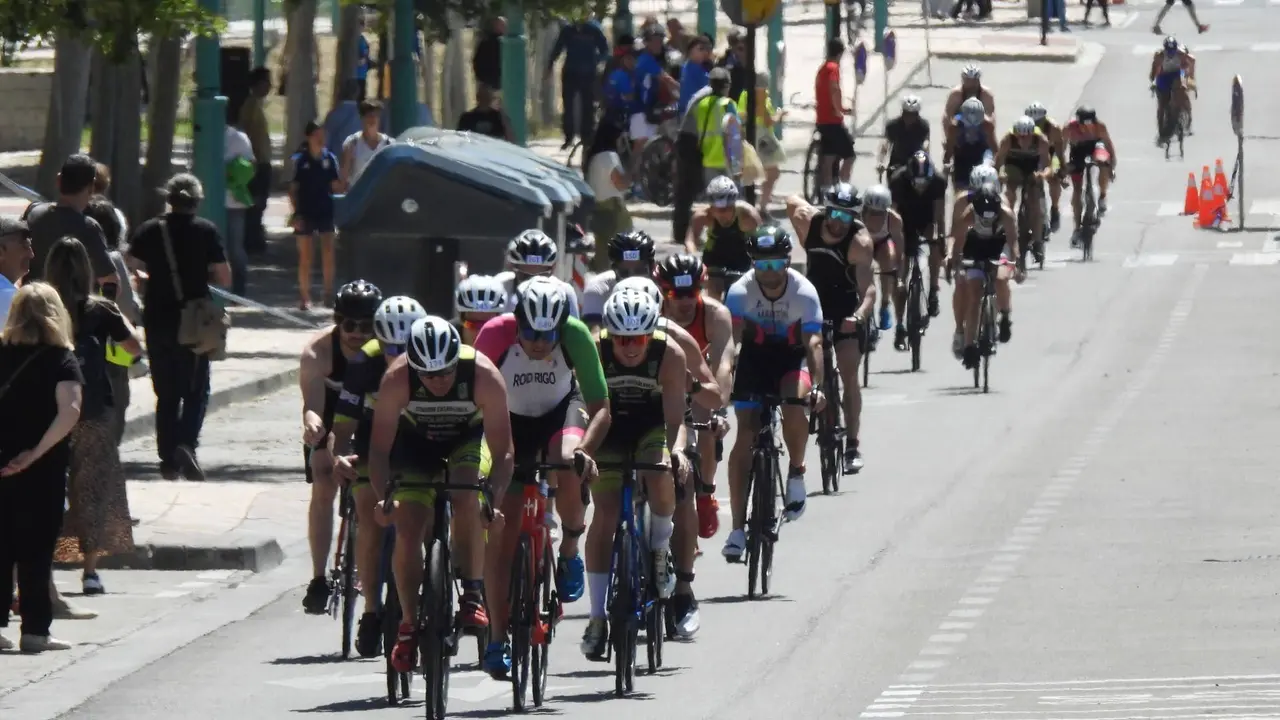 Imagen del segmento de bici del triatl&oacute;n Ciudad de Zaragoza disputado el pasado domingo. Foto: Cedida