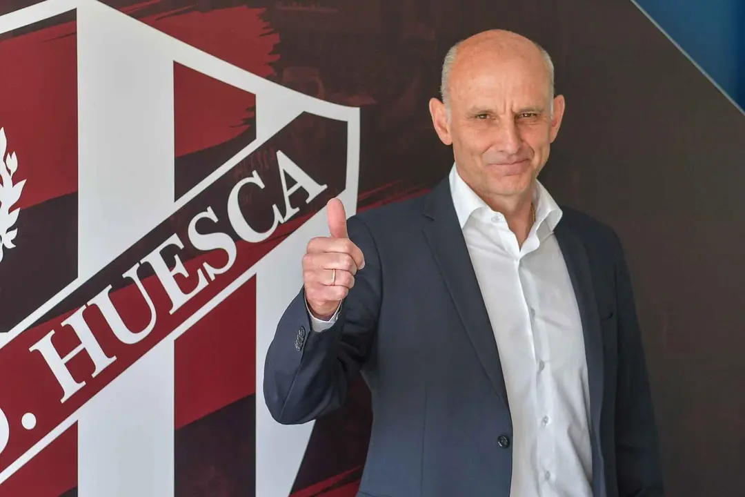 El director deportivo del Huesca en su presentaci&oacute;n. 
