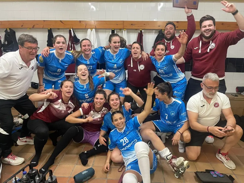 Las jugadoras del Esneca Fraga celebrando el pase a la final por el t&iacute;tulo liguero. Fotograf&iacute;a: Esneca Fraga.