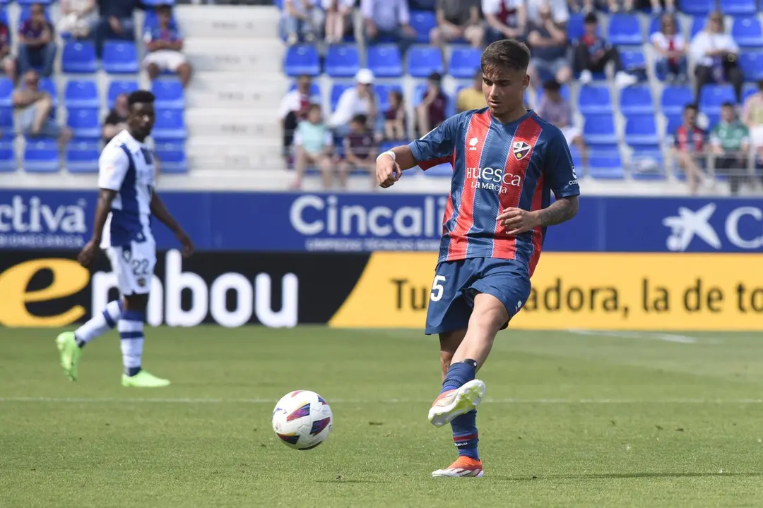 Iker Gil, en el partido en el que debut&oacute; en el f&uacute;tbol profesional en un Huesca - Levante