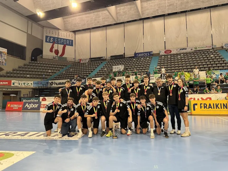 El cadete del BM Dominicos celebrando el tercer puesto. Fotograf&iacute;a: BM Dominicos.