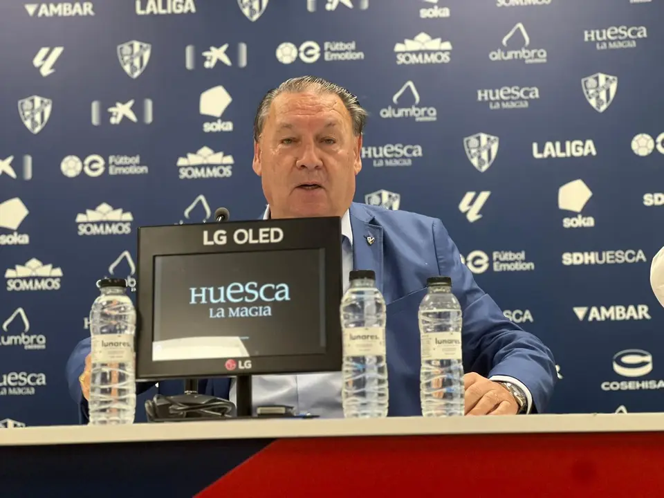 El presidente de la SD Huesca, Agust&iacute;n Lasaosa, durante su primera rueda de prensa tras retornar al cargo.