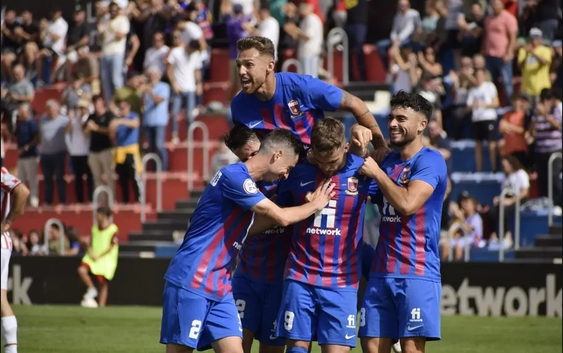 Toni Abad y Diego Gonz&aacute;lez celebran un gol con el Eldense durante la temporada 22/23. Foto: RRSS