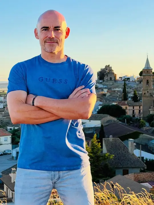 Dani Mart&iacute;nez posa con Almud&eacute;var de fondo.