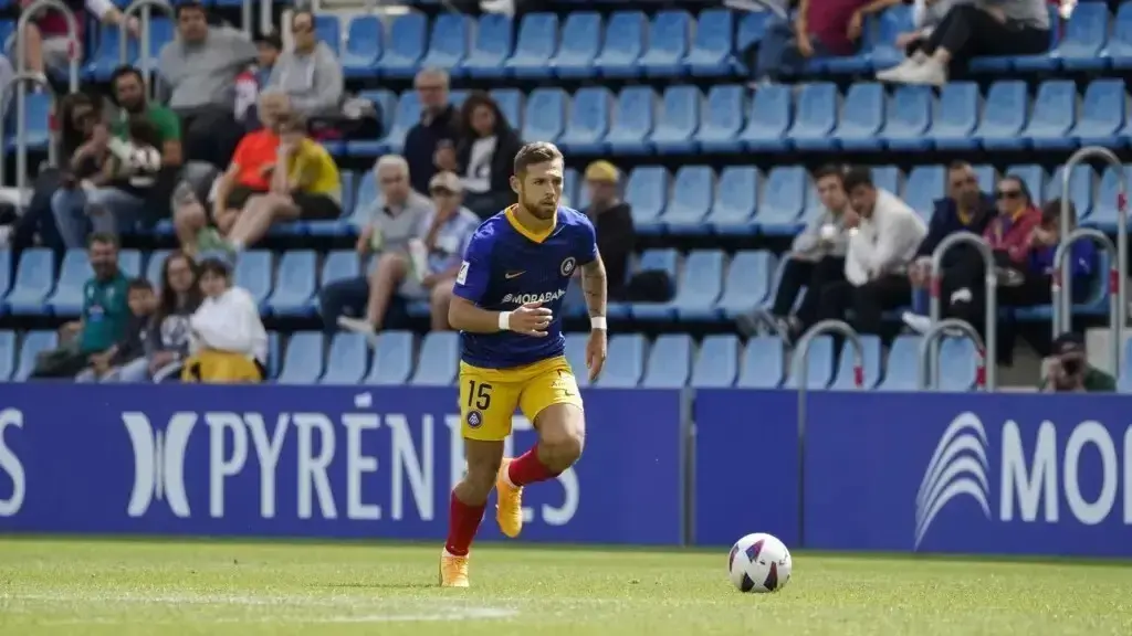 Diego Gonz&aacute;lez, disputando un choque con el FC Andorra. Fotograf&iacute;a: SD Huesca.