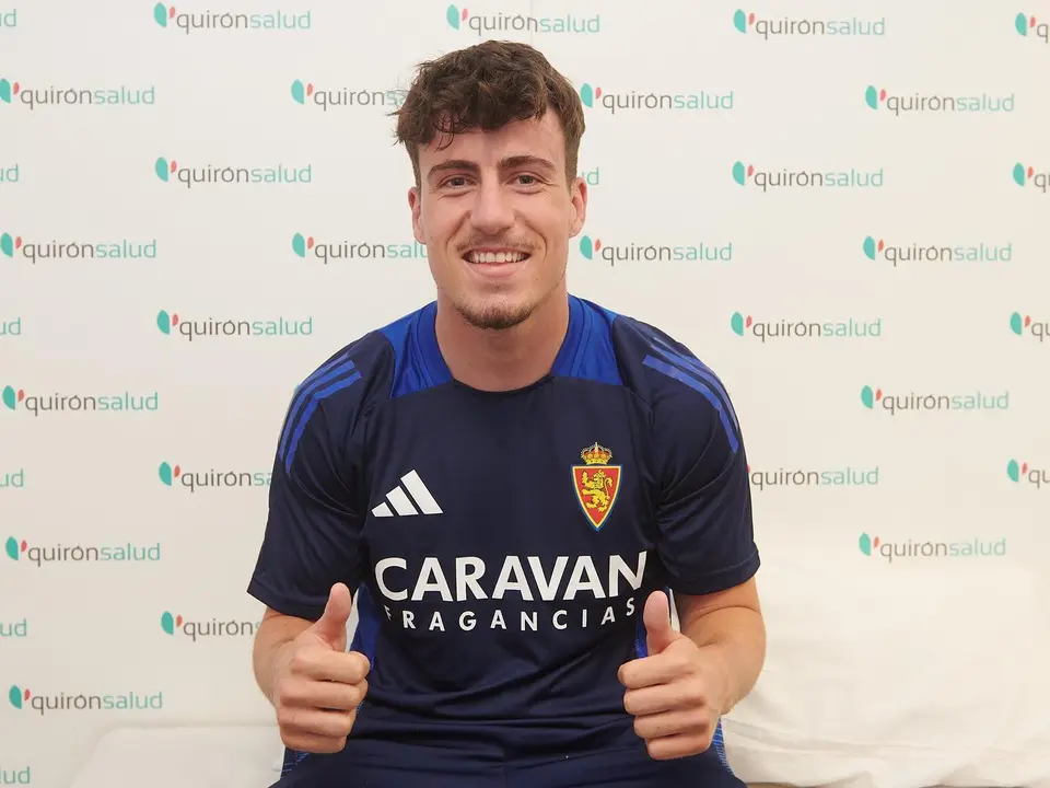 Adri&aacute;n Liso tras haber pasado el reconocimiento m&eacute;dico. Fotograf&iacute;a: Tino Gil/Real Zaragoza.