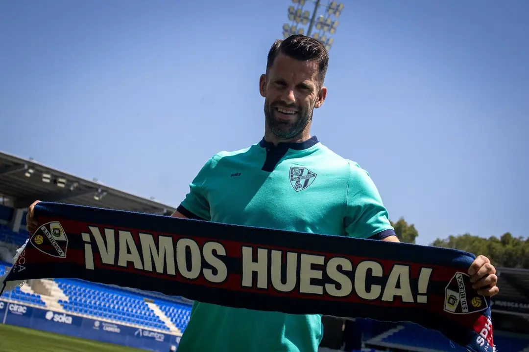 Dani Jim&eacute;nez, posando con una bufanda de la SD Huesca. Fotograf&iacute;a: SD Huesca.
