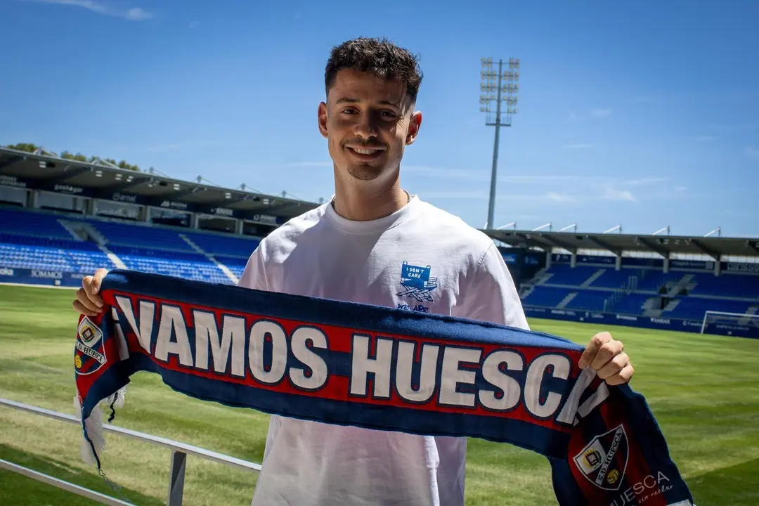 Toni Abad, durante su presentaci&oacute;n con la SD Huesca. Fotograf&iacute;a: SD Huesca.