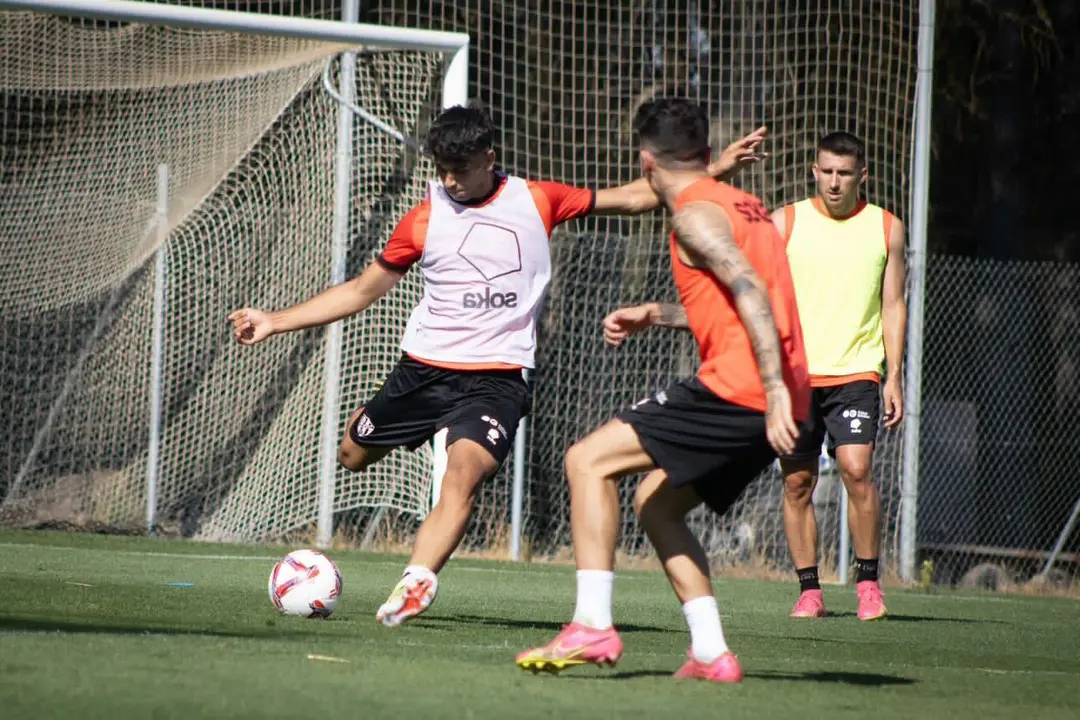 Ayman Arguigue en un entrenamiento de la temporada 24/25