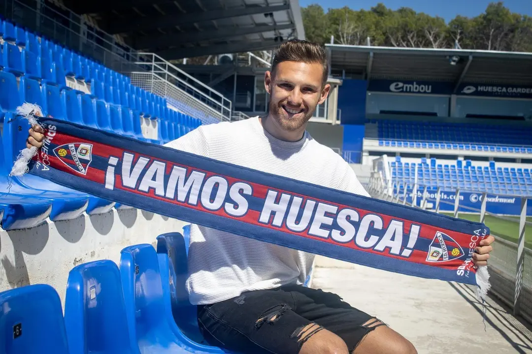 Diego Gonz&aacute;lez, posando con la bandera de la SD Huesca. Fotograf&iacute;a: SD Huesca.