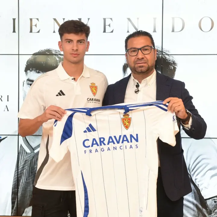 Gori Gracia junto al director deportivo del Real Zaragoza, Juan Carlos Cordero, en su presentaci&oacute;n. Fotograf&iacute;a: Real Zaragoza.