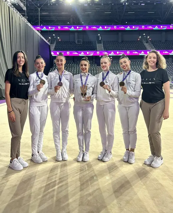 In&eacute;s Bergua, posando con la medalla de oro junto a sus compa&ntilde;eras. Fotograf&iacute;a: RFEG Gimnasia. 