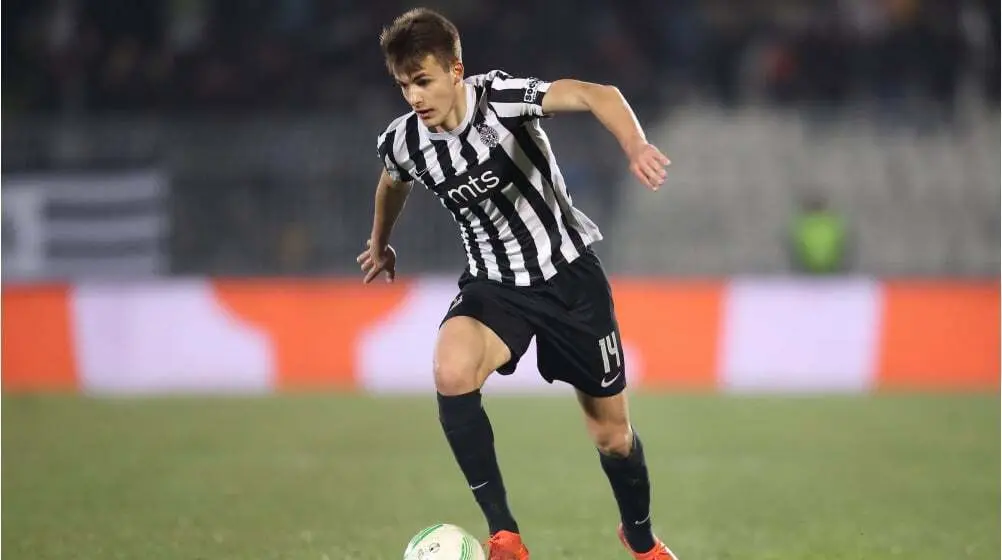 Bazdar, durante un choque con el Partizan. Fotograf&iacute;a: Transfermark.