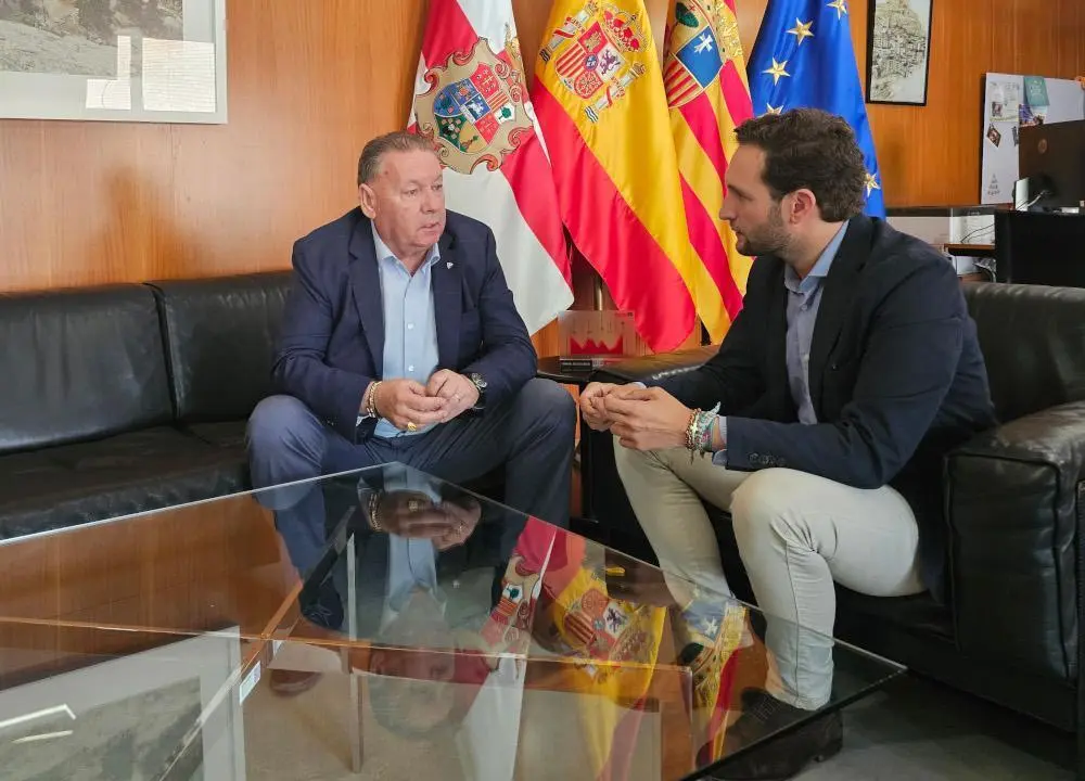 Agust&iacute;n Lasaosa e Isaac Claver en la reuni&oacute;n que han tenido hoy para analizar que Huesca sea una de las subsedes del Mundial de F&uacute;tbol 2030. Foto: Cedida
